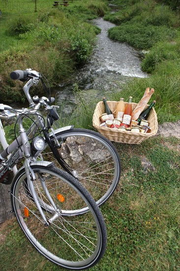 France, Haute Normandie, eure, pays de risle estuaire, pont authou, pole touristique solidaire, location de velos, voie verte harcourt evreux, tandem, panier pique nique,