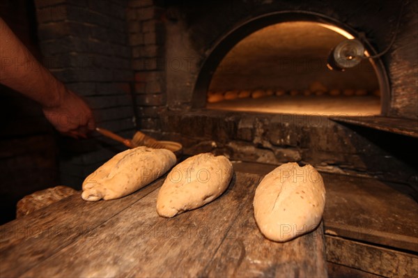 France, Haute Normandie, eure, pays du roumois, la haye de routot, four a pain communal, boulangerie, cuisson du pain,