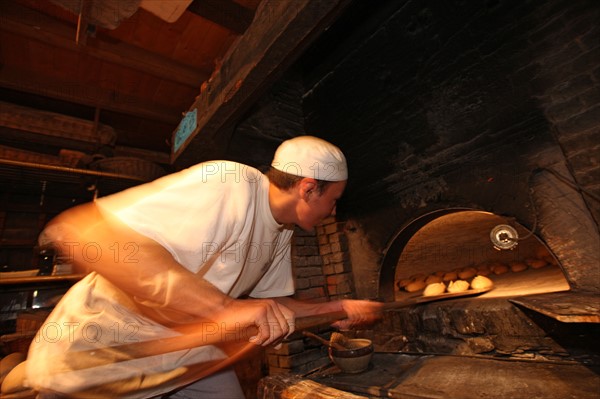 France, Haute Normandie, eure, pays du roumois, la haye de routot, four a pain communal, boulangerie, cuisson du pain,