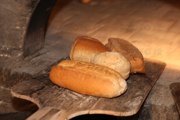 France, Haute Normandie, eure, pays du roumois, la haye de routot, four a pain communal, boulangerie, cuisson du pain,