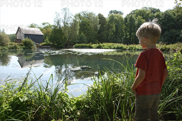 France, Haute Normandie, eure, pays du roumois, saint ouen de pontcheuil, moulin amour, etang, enfant,