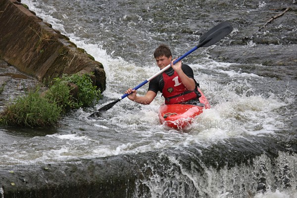 France, Basse Normandie, manche, pays saint lois, conde sur vire, riviere, la vire, activite sportive, club de kayak, descente, jeunes,