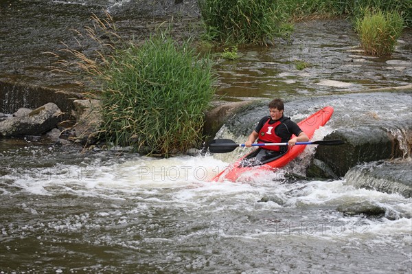 France, Basse Normandie, manche, pays saint lois, conde sur vire, riviere, la vire, activite sportive, club de kayak, descente, jeunes,