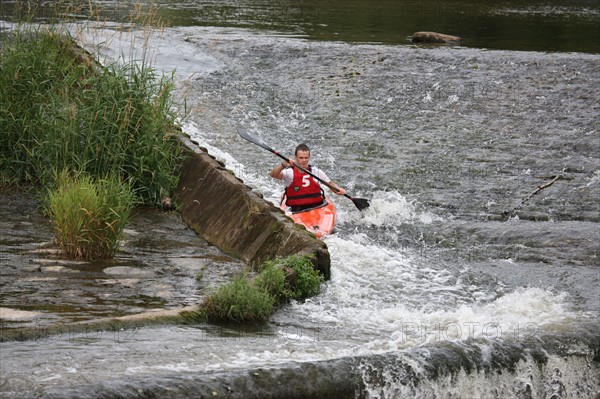 France, Basse Normandie, manche, pays saint lois, conde sur vire, riviere, la vire, activite sportive, club de kayak, descente, jeunes,