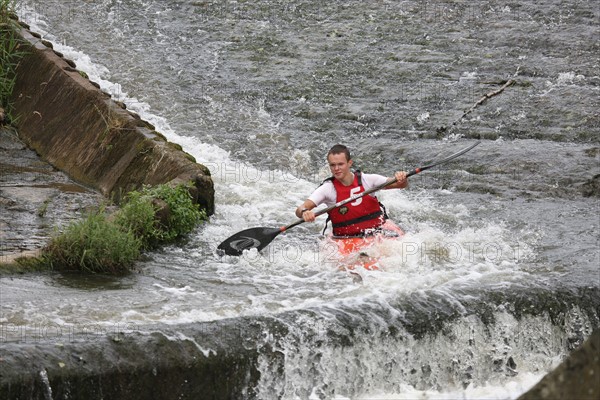 France, Basse Normandie, manche, pays saint lois, conde sur vire, riviere, la vire, activite sportive, club de kayak, descente, jeunes,