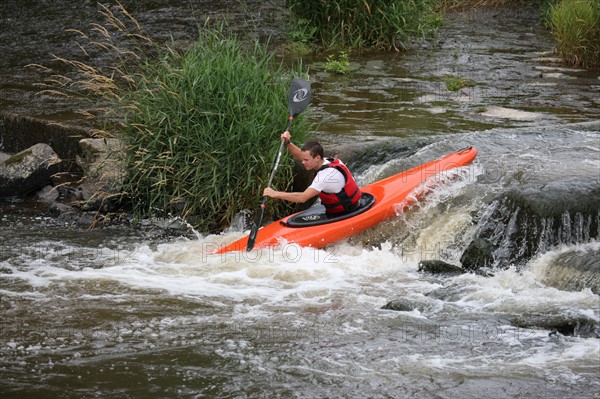 France, Basse Normandie, manche, pays saint lois, conde sur vire, riviere, la vire, activite sportive, club de kayak, descente, jeunes,