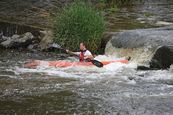 France, Basse Normandie, manche, pays saint lois, conde sur vire, riviere, la vire, activite sportive, club de kayak, descente, jeunes,