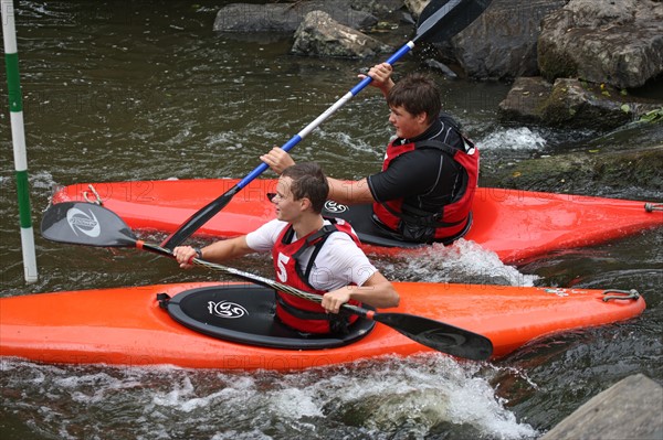 France, Basse Normandie, manche, pays saint lois, conde sur vire, riviere, la vire, activite sportive, club de kayak, descente, jeunes,