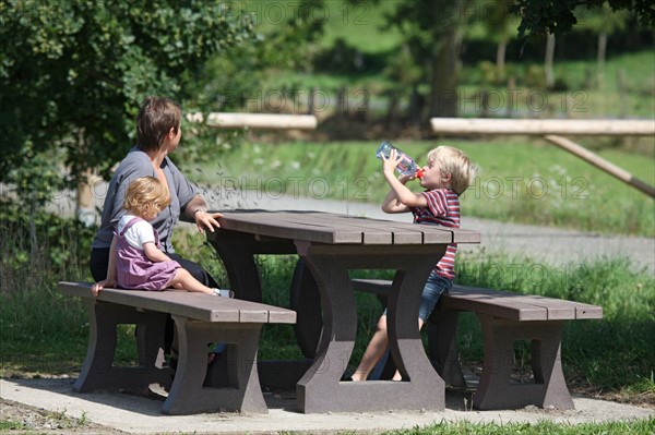 France, Basse Normandie, manche, pays de la baie, voie verte, ducey, table, repos, famille, enfants,