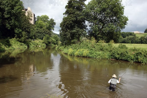 France, Basse Normandie, manche, agneaux, pays saint saint lois, peche a la mouche dans la riviere la vire, chateau d'agneaux,