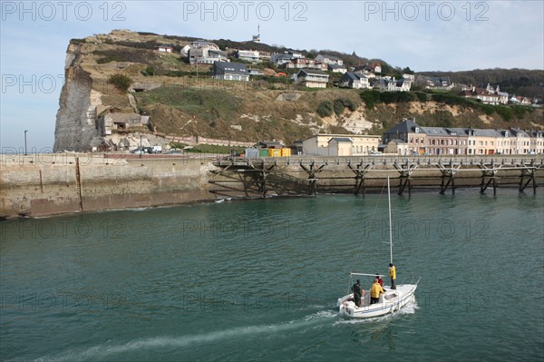 France, Haute Normandie, seine maritime, pays des hautes falaises, etretat, fecamp, plage, galets, circuits impressionnistes, jetee, estacade, planches, port, maisons, quai, bateau de plaisance, voilier,