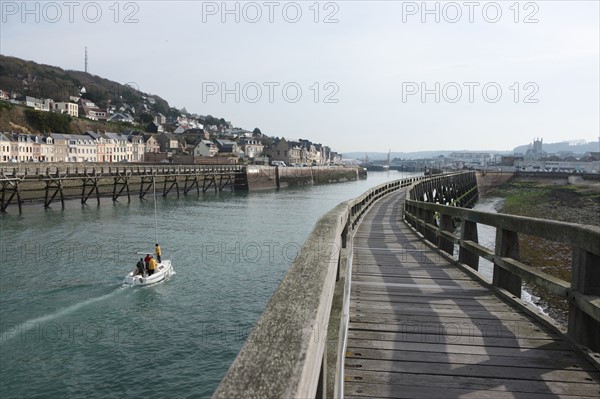 France, Haute Normandie, seine maritime, pays des hautes falaises, etretat, fecamp, plage, galets, circuits impressionnistes, jetee, estacade, planches, port, maisons, quai, bateau de plaisance, voilier,