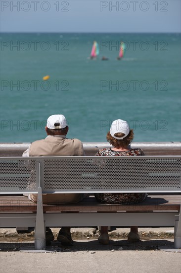 France, Haute Normandie, seine maritime, plateau de caux maritime, veulettes sur mer, front de mer, place, centre nautique, club de voile, sport, couple senior sur un banc,