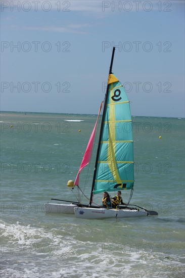 France, Haute Normandie, seine maritime, plateau de caux maritime, veulettes sur mer, front de mer, place, centre nautique, club de voile, sport, catamaran,