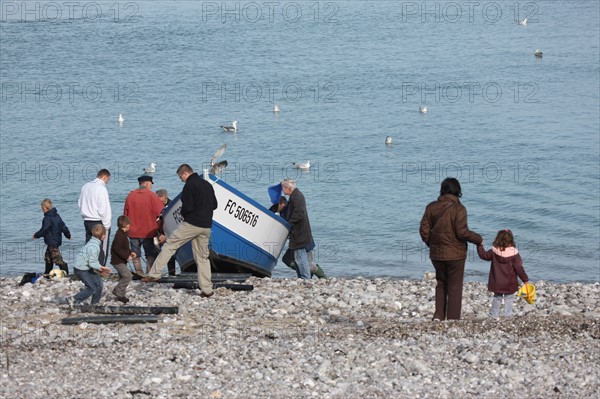 France, Haute Normandie, seine maritime, pays des hautes falaises, etretat, yport plage, galets, retour d epeche, barques, caiques, bateaux, canots, impressionnisme,