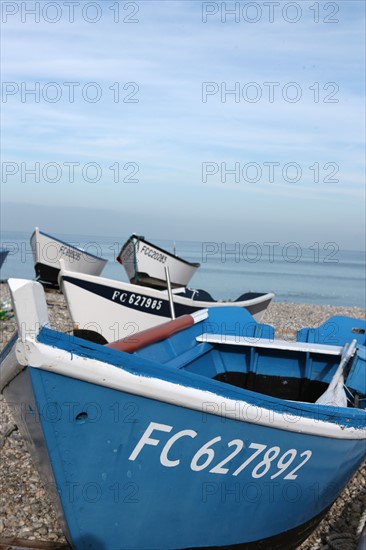 France, Haute Normandie, seine maritime, pays des hautes falaises, etretat, yport plage, galets, falaise d'amont, barques, caiques, bateaux, canots, impressionnisme,