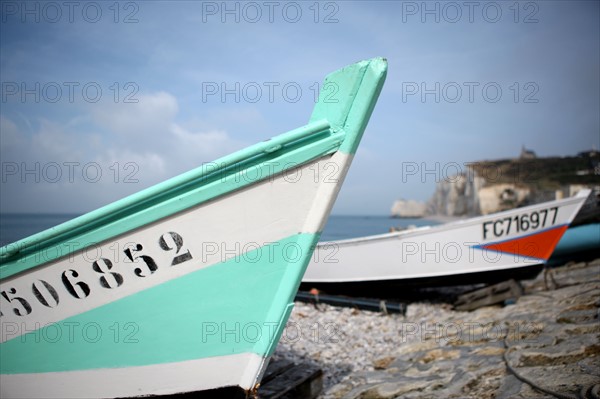 France, Haute Normandie, seine maritime, pays des hautes falaises, etretat, plage, galets, falaise d'amont, barques, caiques, bateaux, canots, impressionnisme,