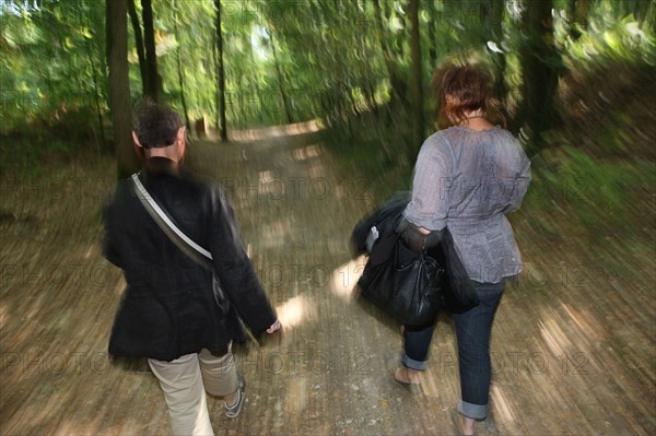 France, Haute Normandie, seine maritime, pays d'accueil touristique du pays de bray, forges les eaux, promenade du bois de l'epinay, femmes, marche,