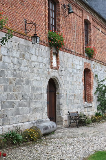 France, Haute Normandie, seine maritime, pays d'accueil touristique du terroir de caux, ouville la riviere, manoir de tessy, maison d'hotes, marie agnes fritsch, detail mur de gres et silex,