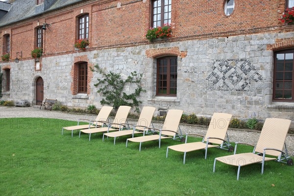 France, Haute Normandie, seine maritime, pays d'accueil touristique du terroir de caux, ouville la riviere, manoir de tessy, maison d'hotes, marie agnes fritsch, transats, pelouse,