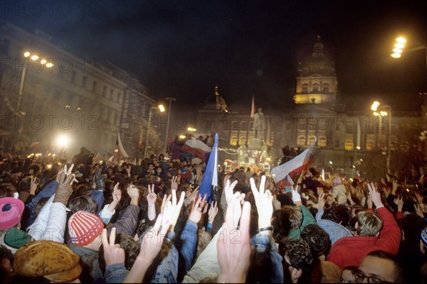 tchecoslovaquie, prague, 29 decembre 1989, Vaclav Havel vient d'etre elu president avec plus de 80% des suffrages, scene de liesse, place venceslas,