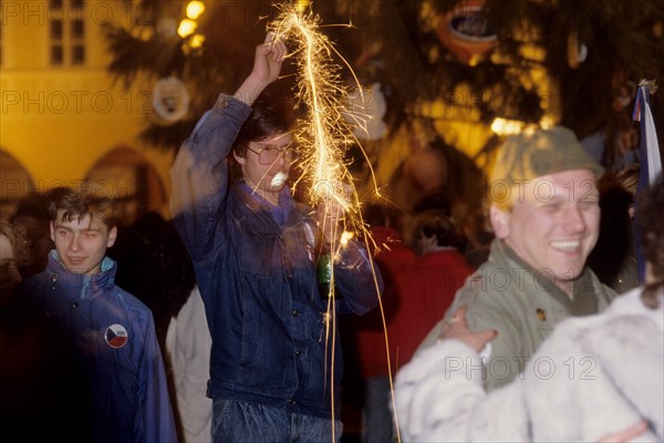 tchecoslovaquie, prague, 29 decembre 1989, Vaclav Havel vient d'etre elu president avec plus de 80% des suffrages, scene de liesse, place venceslas,