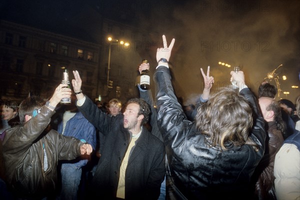 tchecoslovaquie, prague, 29 decembre 1989, Vaclav Havel vient d'etre elu president avec plus de 80% des suffrages, scene de liesse, place venceslas,