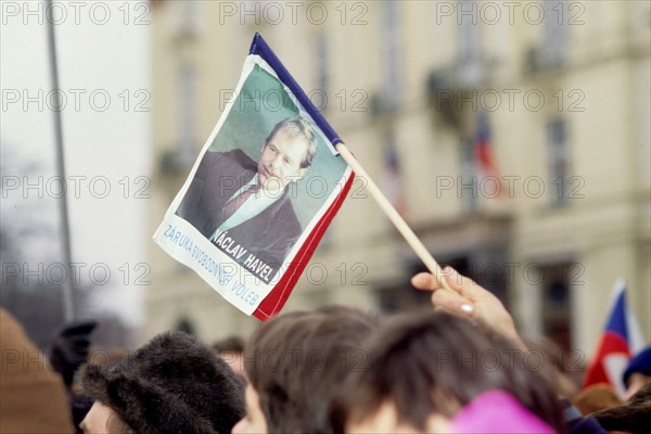 tchecoslovaquie, prague, 29 decembre 1989, Vaclav Havel vient d'etre elu president avec plus de 80% des suffrages, scene de liesse, place venceslas,