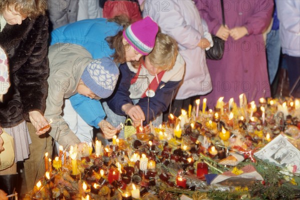 tchecoslovaquie, 29 decembre 1989, Vaclav Havel vient d'etre elu president avec plus de 80% des suffrages, scene de liesse, place venceslas,