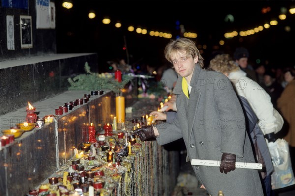 tchecoslovaquie, 29 decembre 1989, Vaclav Havel vient d'etre elu president avec plus de 80% des suffrages, scene de liesse, place venceslas,