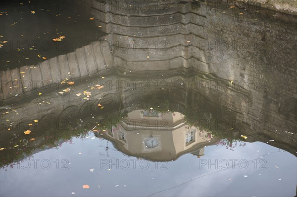 France, Basse Normandie, calvados, bessin, bayeux, riviere l'aure, rue, maison, cours d'eau, centre ville, feuilles, automne, volet, maison decrepite,