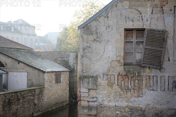 France, Basse Normandie, calvados, bessin, bayeux, riviere l'aure, rue, maison, cours d'eau, centre ville, feuilles, automne, volet, maison decrepite,