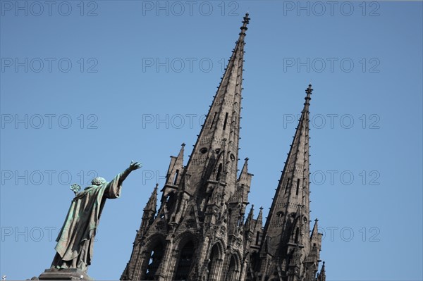 France, auvergne, puy de dome, clermont ferrand, cathedrale, chevet, monument historique, pierre volcanique, religion catholique, place, statue pape urbain 1er,