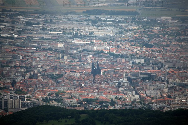 France, auvergne, puy de dome, clermont ferrand, vue generale sur la ville depuis le puy de dome, cathedrale, monument historique, pierre volcanique, religion catholique, habitat, tissu urbain,