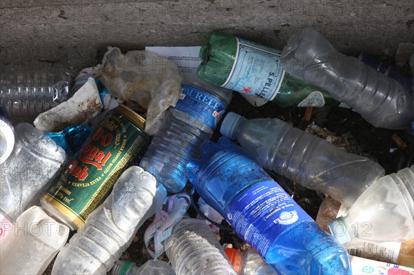 France, paris, detail de pollution au sommet du sacre coeur, montmartre, bouteilles de plastique, dechets, environnement, tourisme de masse, salete,