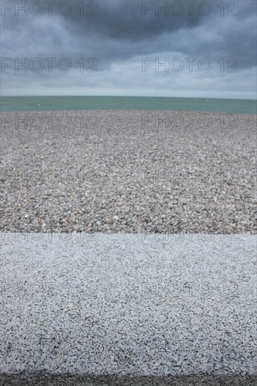 France, Haute Normandie, seine maritime, pays des hautes falaises, fecamp, plage, vague, tempete, digue, galets, phare, vent, ecume, ciel, granit,