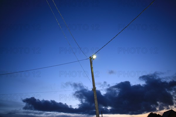 France, Bretagne, morbihan, meneac, lampadaire et fils electriques, lumiere, campagne, energie, environnement, ciel, nuit,