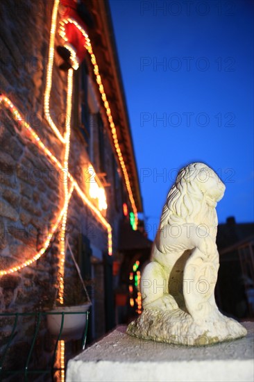 France, Bretagne, morbihan, meneac, maison decoree pour noel, lion a l'entree, habitat rural, fetes, guirlande, kitsch,