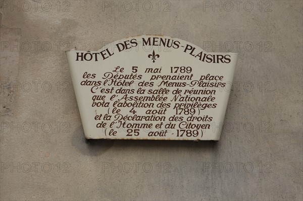 France, Ile de France, Yvelines, Versailles, dependances du chateau de Versailles, hotel des menus plaisirs du roi, 22 avenue de paris, centre de musique baroque, facade sur rue, plaque commemorant l'abolition des privileges,