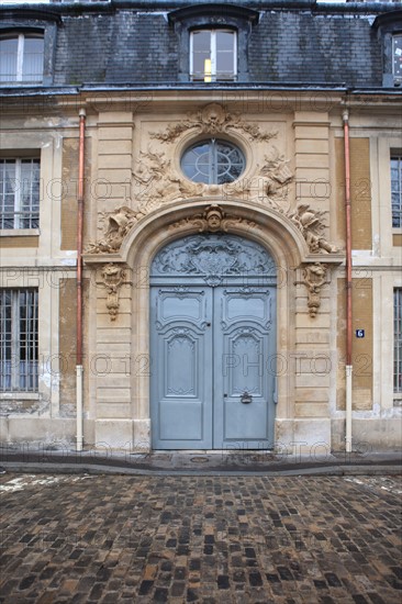 France, Ile de France, Yvelines, Versailles, 6 avenue de paris, hotel des gendarmes, detail porche, decor, bas relief, sculpture,