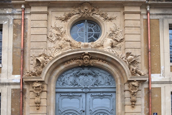 France, Ile de France, Yvelines, Versailles, 6 avenue de paris, hotel des gendarmes, detail porche, decor, bas relief, sculpture,