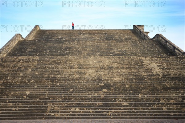 France, Ile de France, Yvelines, Versailles, chateau de Versailles, parc du chateau, jardin, hiver, froid, escalier des cent marches au dessus de l'orangerie, personnage au sommet, sportive,