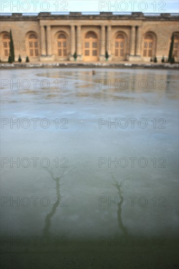 France, Ile de France, Yvelines, Versailles, chateau de Versailles, parc du chateau, jardin, hiver, froid, bassin de l'orangerie, eau gelee, givre, glace,