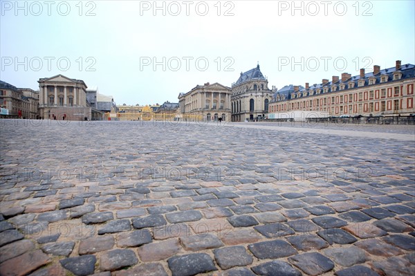 France, Ile de France, Yvelines, Versailles, chateau de Versailles, cour d'honneur, paves, entree, pavillons,