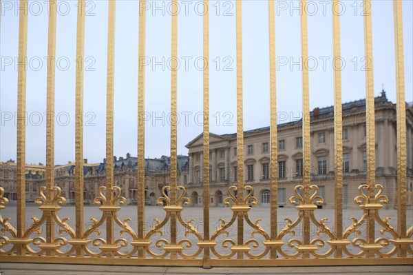 France, Ile de France, Yvelines, Versailles, chateau de Versailles, cour royale, pavillon, grille,