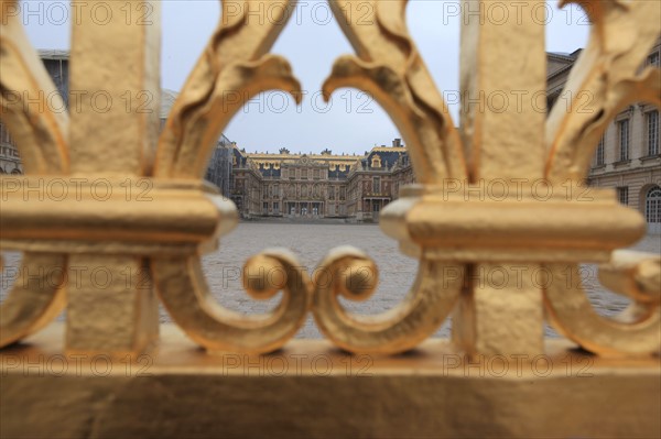 France, Ile de France, Yvelines, Versailles, chateau de Versailles, cour royale, pavillon, grille,