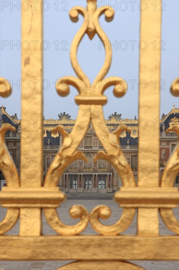 France, Ile de France, Yvelines, Versailles, chateau de Versailles, cour royale, pavillon, grille,