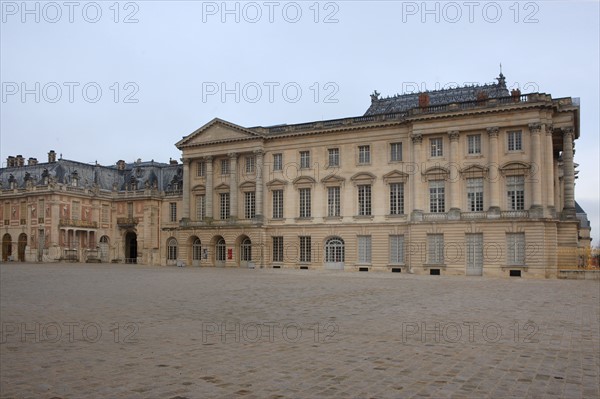 France, Ile de France, Yvelines, Versailles, chateau de Versailles, cour royale, pavillon, grille,