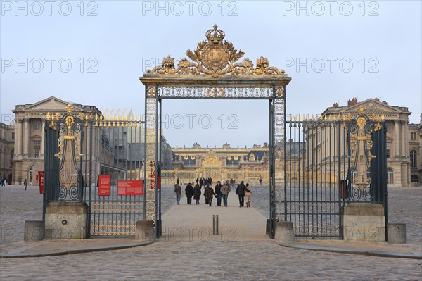 France, Ile de France, Yvelines, Versailles, chateau de Versailles, cour d'honneur, esplanade, paves, grille de la cour royale au fond,