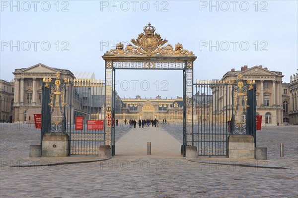 France, Ile de France, Yvelines, Versailles, chateau de Versailles, cour d'honneur, paves, entree, pavillons,